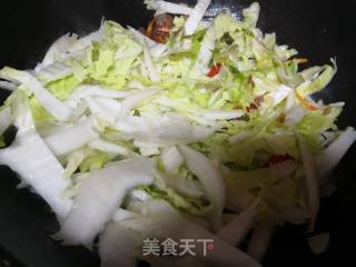 香肠煸炒大白菜梗的做法步骤：4
