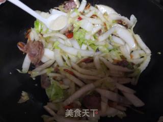 香肠煸炒大白菜梗的做法步骤：5