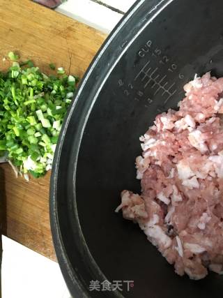 炸肉圆子的做法步骤：1