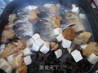 猴头菇豆腐炖鲫鱼的做法步骤：9