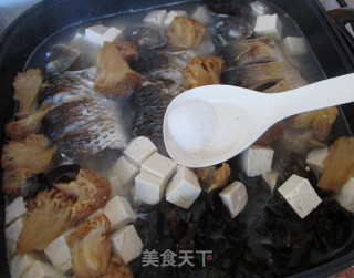 猴头菇豆腐炖鲫鱼的做法步骤：10