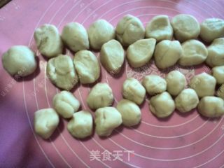 小猪蛋黄酥的做法步骤：4