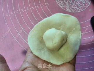 小猪蛋黄酥的做法步骤：8