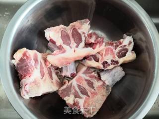 牛尾炖萝卜的做法步骤：1