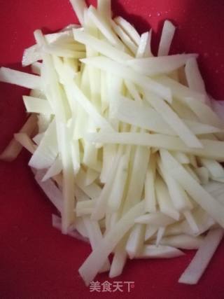 *团圆饭**卤肉土豆条的做法步骤：1