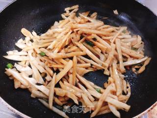 醋溜莲条的做法步骤：3