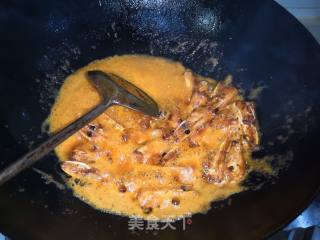 酥炸虾头的做法步骤：6