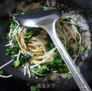 莴笋叶炒面的做法步骤：7
