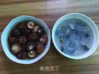 花菇蚝豉焖猪手的做法步骤：2