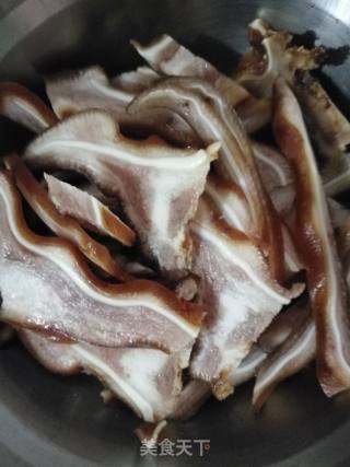 *团圆饭*蒜苔炒猪耳的做法步骤：1