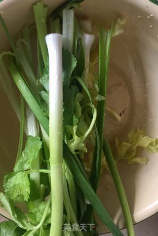如何做出软嫩有嚼劲的芹菜蒜苗炒卤牛肉的做法步骤：1