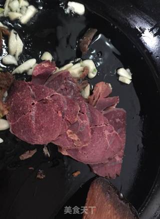 如何做出软嫩有嚼劲的芹菜蒜苗炒卤牛肉的做法步骤：5