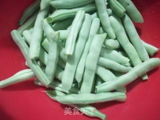 *团圆饭*猪蹄炒豆角的做法步骤：1