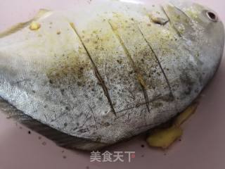 红烧鲳鱼的做法步骤：1