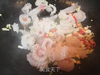 莴笋炒墨鱼的做法步骤：4