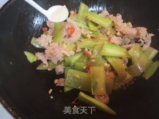 莴笋炒墨鱼的做法步骤：7