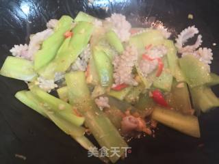 莴笋炒墨鱼的做法步骤：8