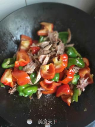 招待亲朋好友必备菜----彩椒炒鸡肉丝的做法步骤：4