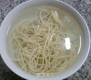 杏鲍菇西葫芦瘦肉丝炒面的做法步骤：1