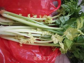 香芹炒卤肉的做法步骤：1