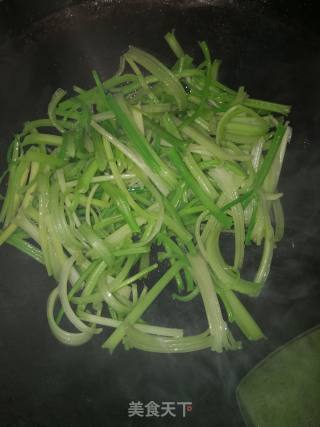 香芹炒卤肉的做法步骤：3