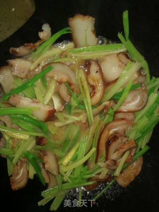 香芹炒卤肉的做法步骤：5