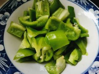 #团圆饭#里脊肉炒青椒的做法步骤：1