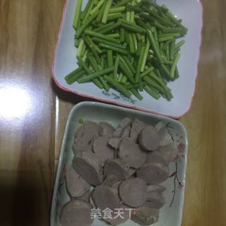 蒜苔炒肉丸片的做法步骤：1