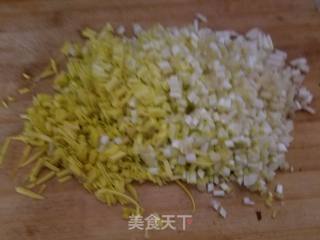 “家乡美食”蒜黄煎蛋的做法步骤：1