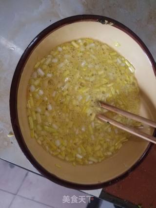 “家乡美食”蒜黄煎蛋的做法步骤：2