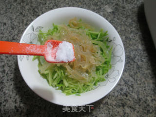海蜇丝拌青萝卜的做法步骤：3