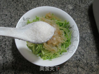 海蜇丝拌青萝卜的做法步骤：5