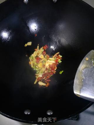 剁椒腊肉炒冬笋的做法步骤：5