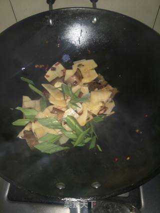剁椒腊肉炒冬笋的做法步骤：9