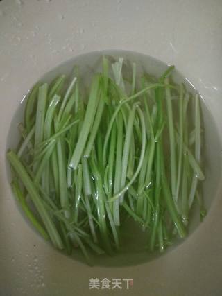 三香炒肉(香芹，香菇，香葱)的做法步骤：2