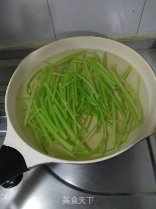 三香炒肉(香芹，香菇，香葱)的做法步骤：3