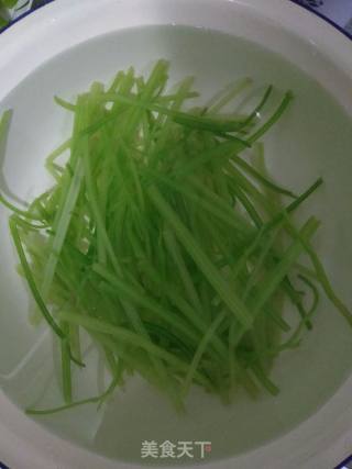 三香炒肉(香芹，香菇，香葱)的做法步骤：4
