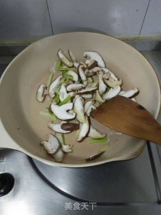 三香炒肉(香芹，香菇，香葱)的做法步骤：7