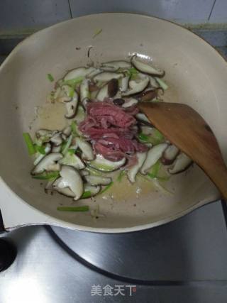 三香炒肉(香芹，香菇，香葱)的做法步骤：8