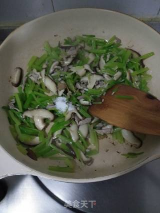三香炒肉(香芹，香菇，香葱)的做法步骤：10