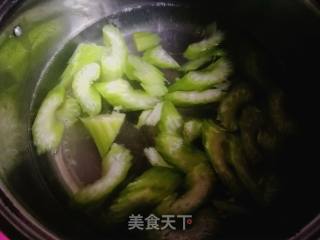 #团圆饭#西芹炒木耳的做法步骤：4