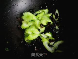 #团圆饭#西芹炒木耳的做法步骤：6