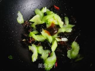 #团圆饭#西芹炒木耳的做法步骤：7