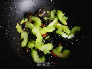 #团圆饭#西芹炒木耳的做法步骤：8