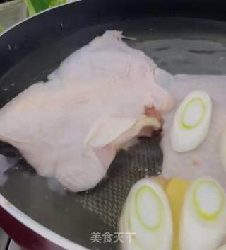凉拌鸡腿肉的做法步骤：1