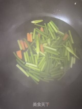 墨鱼煸炒蒜苔的做法步骤：2