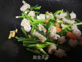 墨鱼煸炒蒜苔的做法步骤：7