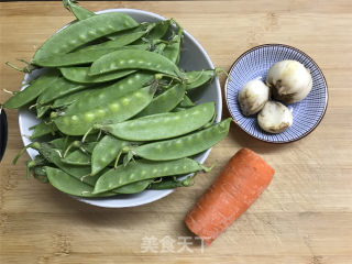 百合荷兰豆的做法步骤：1