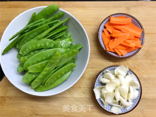 百合荷兰豆的做法步骤：2