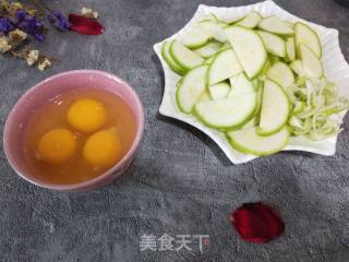 西葫芦炒鸡蛋的做法步骤：2